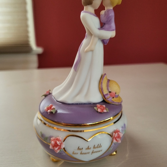 Ardleigh Elliott "A Mother's Embrace" Porcelain Music Box - Picture 9 of 9